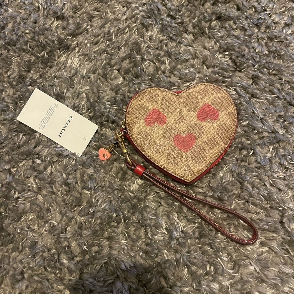 COACH HEART COIN CASE WRISTLET IN SIGNATURE CANVAS WITH HEART PRINT